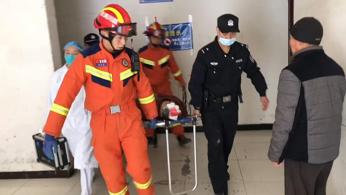 四川遂宁：老人不慎跌落至10楼雨棚 消防民警合力救援