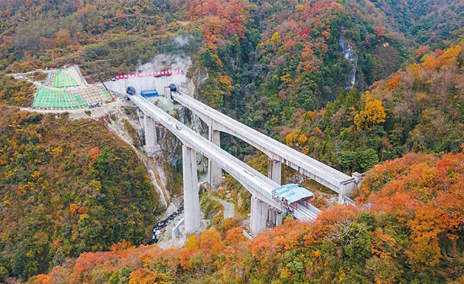 成兰铁路跃龙门隧道左线贯通 奋战近9年 今朝“跃龙门”