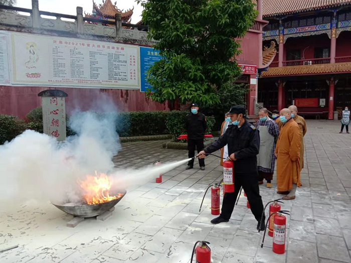 遂宁河东消防积极组织灵泉寺开展消防灭火演练