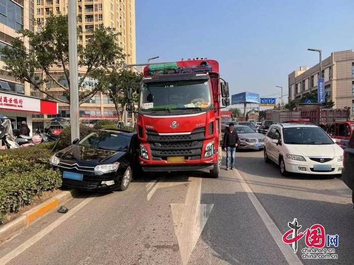 右側(cè)超車進(jìn)入貨車盲區(qū) 小車被擠上花壇