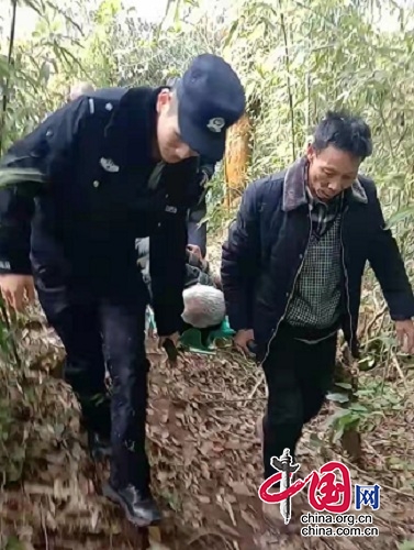 老人出院后神奇“消失” 警民合力成功救助