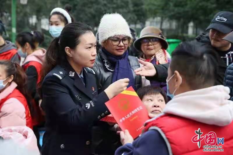 “宪”给聋人群众最长情的陪伴 全国道德模范、重庆女警何巧进社区开展宪法宣传