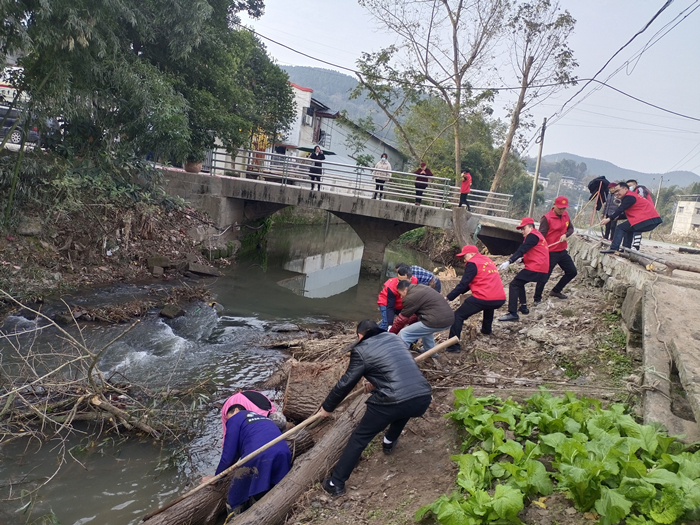 射洪市农民工服务中心开展“清理河道垃圾、改善人居环境”主题党日活动