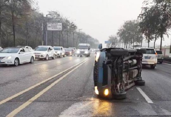 同一地段連發(fā)兩起事故，道路千萬條安全第一條