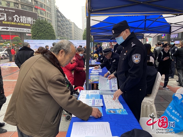 警民共建平安社區(qū) 人人共享和諧家園 ——沙坪壩區(qū)公安深入開展安全安防進(jìn)社區(qū)公益宣講活動