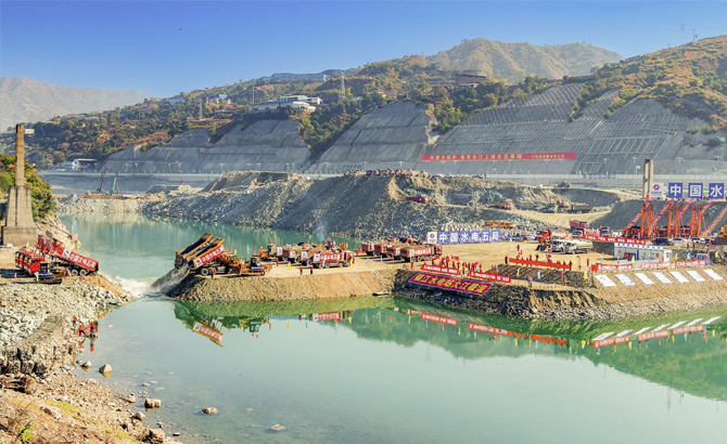 全国唯一在城市中心区在建大型水电站——攀枝花银江水电站实现大江截流