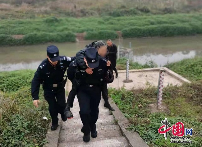 暖心一幕！八旬老人不慎落水 民警縱身入河緊急救援