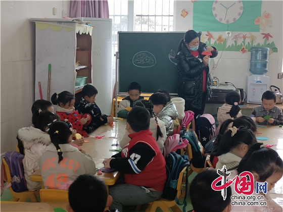 綿陽市厚壩鎮小學附設幼兒園開展“情暖冬至 感恩有你”主題教育活動