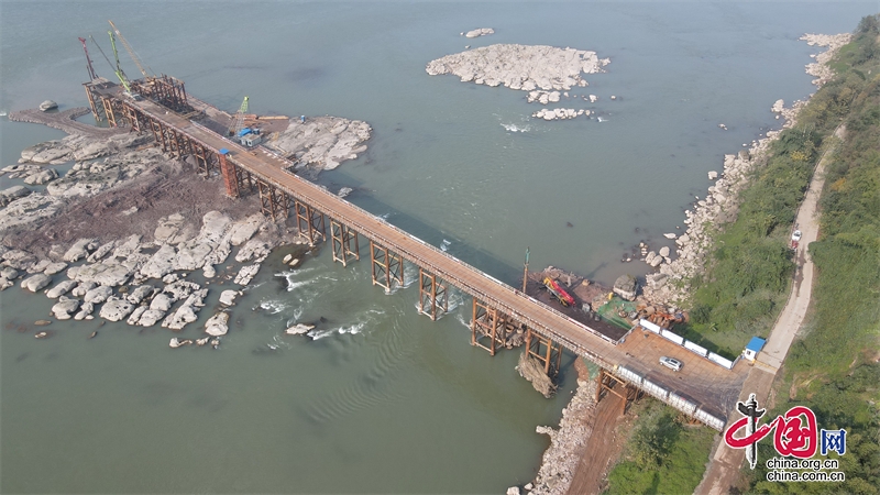 渡改橋項目迎來關鍵節點工程施工——榕山長江大橋2號主墩圍堰引孔施工