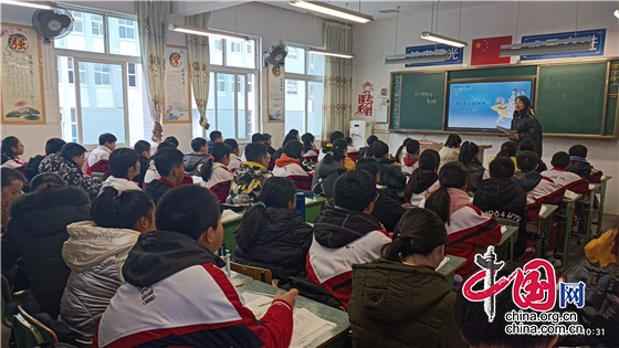 綿陽江油市長城實驗學校初中部開展新進教師合格課展評活動