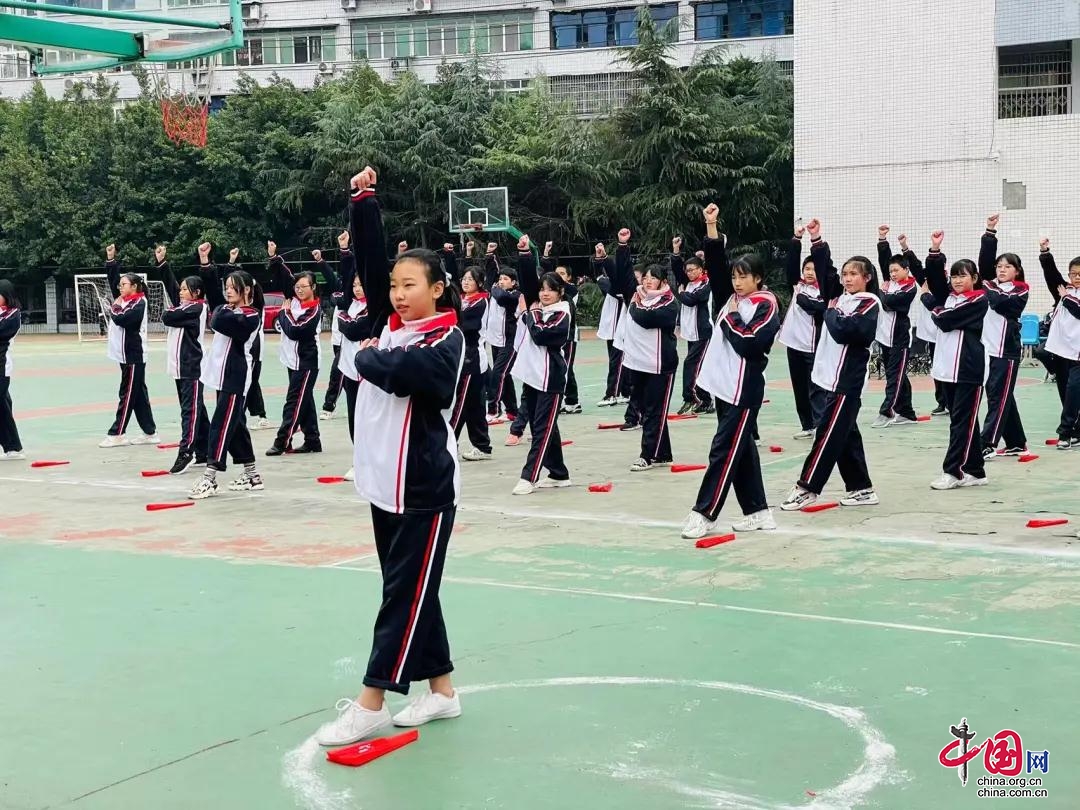 多彩課間操、活力滿校園——南充六中舉行新生年級廣播操武術操比賽