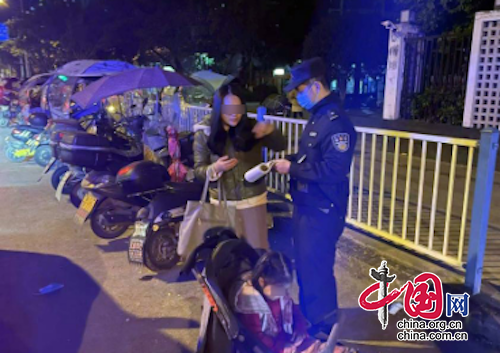 外賣小哥撿到手提包拾金不昧 民警寒夜助力歸還獲贊譽