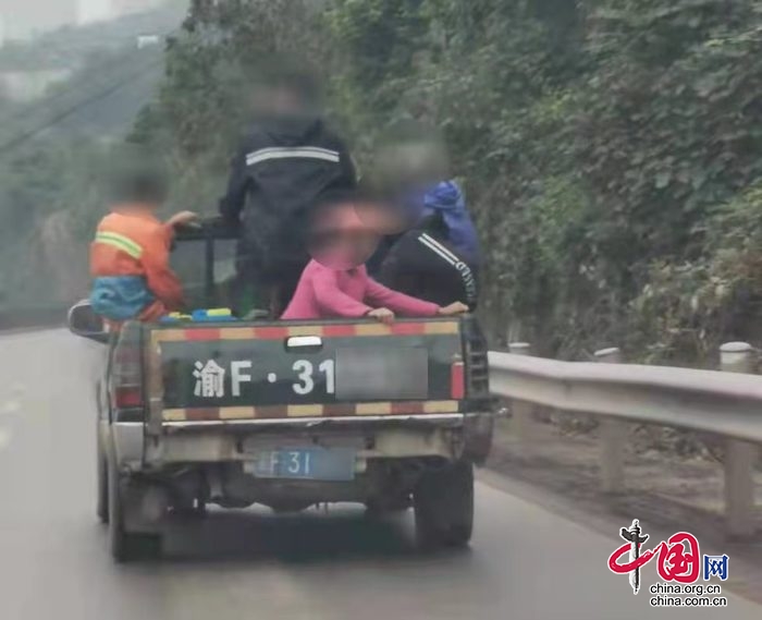 萬(wàn)州公安交巡警接到舉報(bào)，迅速鎖定這輛綠色皮卡車，查實(shí)處罰！