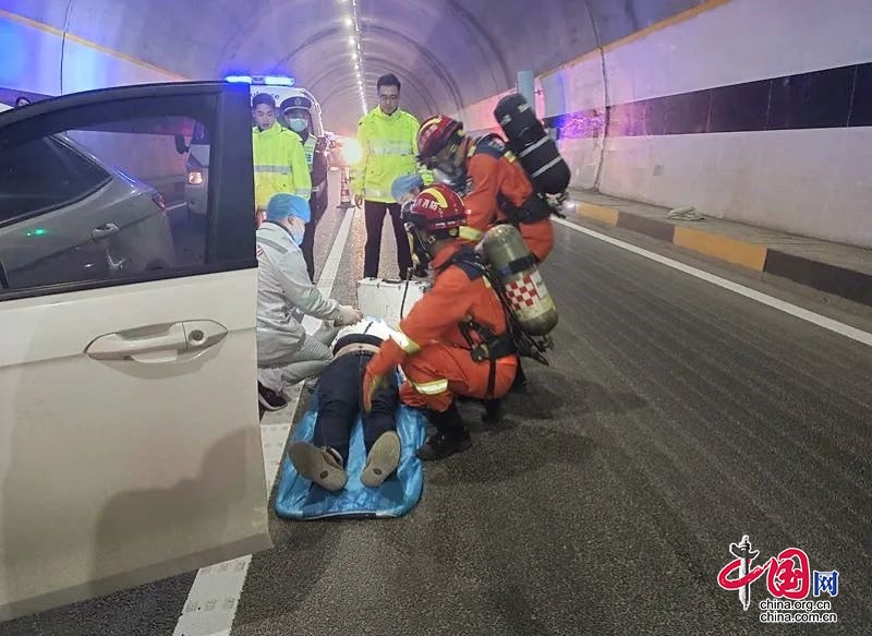高縣消防救援大隊組織開展高速公路隧道交通事故無預案演練