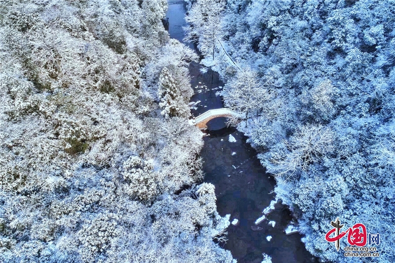 邛崍?zhí)炫_山迎來入冬第一場雪