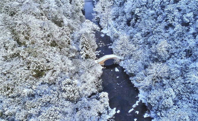 邛崃天台山迎来入冬第一场雪