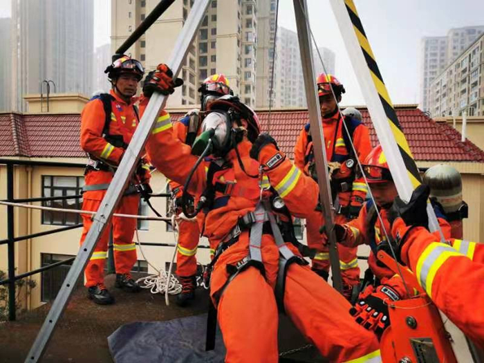 遂宁高新区政府专职消防队组织开展模拟深井救援操法训练