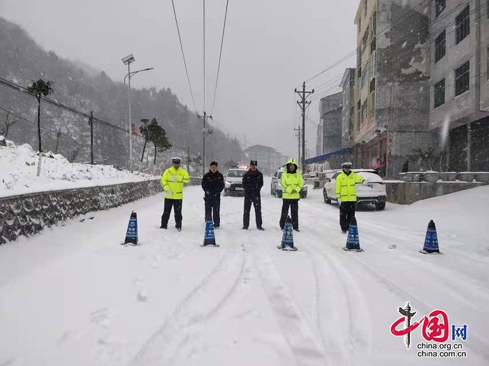 致敬!冰雪寒風(fēng)中最美的酉陽公安“警色”