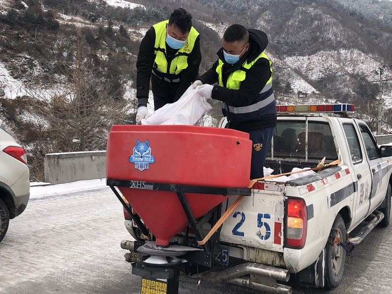 茂縣交警公路部門多措并舉 全力保障雪天道路交通安全暢通