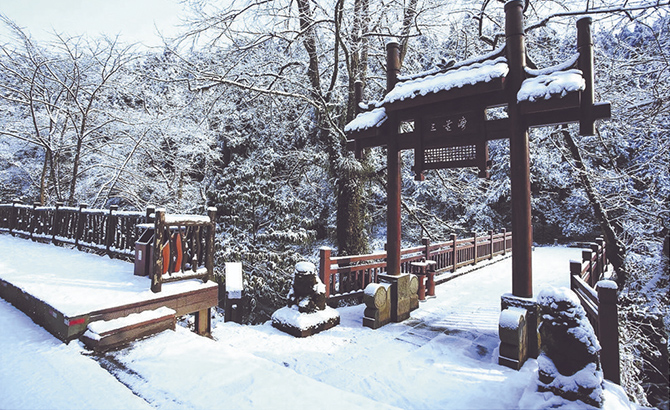 成都迎来入冬后的首场雪