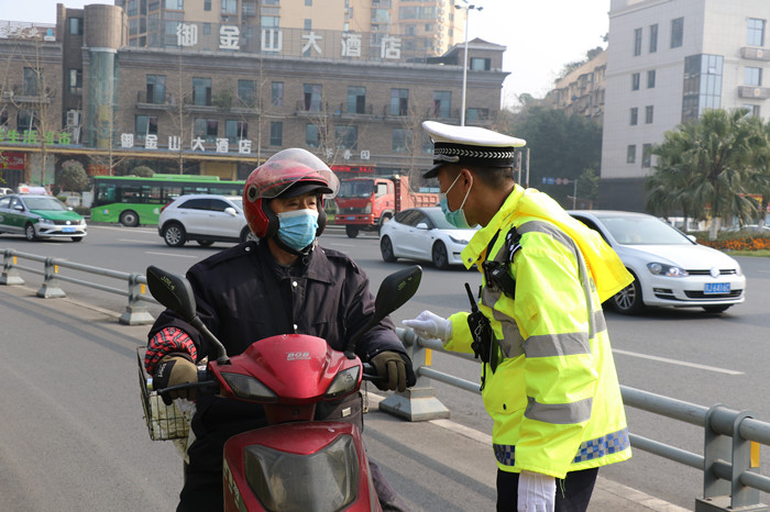 遂宁公安交警严厉整治两轮、三轮电动车“横冲直撞”行为！