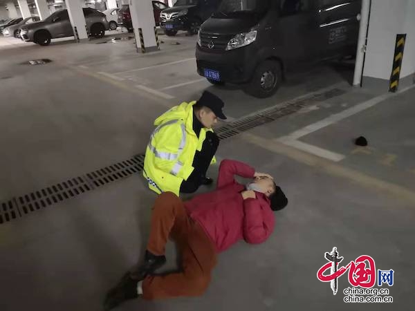 男子突發(fā)癲癇倒在車(chē)庫(kù) 民警及時(shí)救助使其轉(zhuǎn)危為安