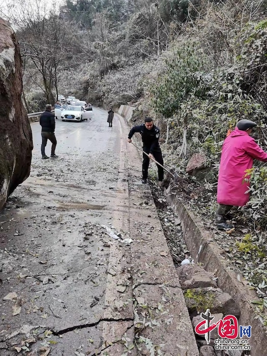 不懼雨雪嚴(yán)寒 萬(wàn)州公安堅(jiān)守一線保平安