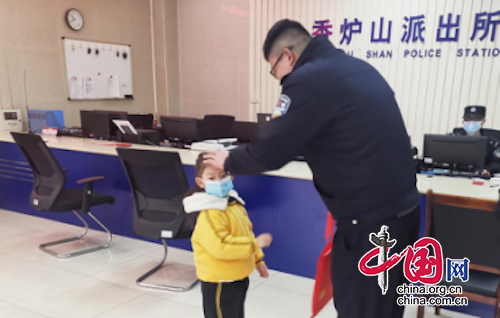 萌化了，這群小可愛(ài)給足警察叔叔“儀式感”