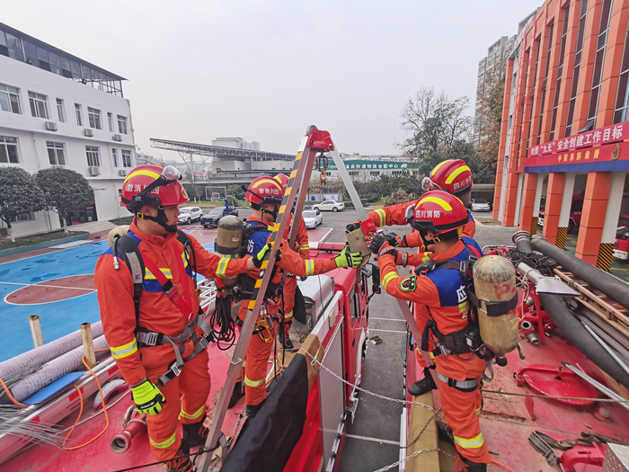 蓬溪县蓬宝路消防救援站组织开展地下有限空间救援训练