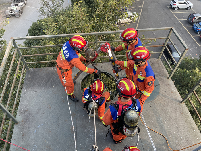 射洪市太和大道消防救援站开展模拟深井救援操法训练