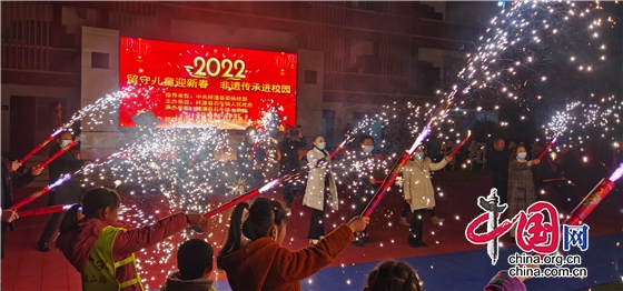 綿陽市石牛小學開展舞火龍迎新年晚會