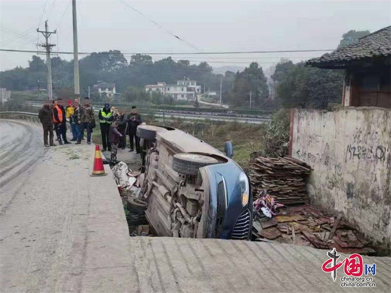 驾驶贵gjy1xx号正三轮载货摩托车搭乘5人行驶至叙永县水尾镇某路段时