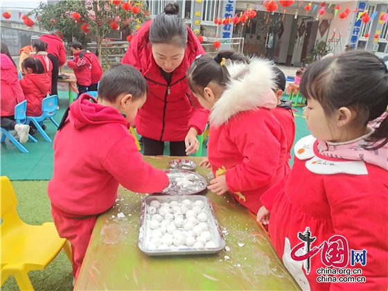 綿陽市九嶺小學附設幼兒園開展“包湯圓 迎新年”活動