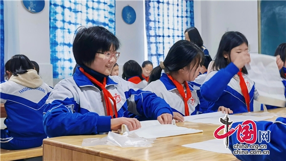 綿陽江油市“攜手共建扎染工坊 巧手生花新年美景”系列活動在方水小學舉行