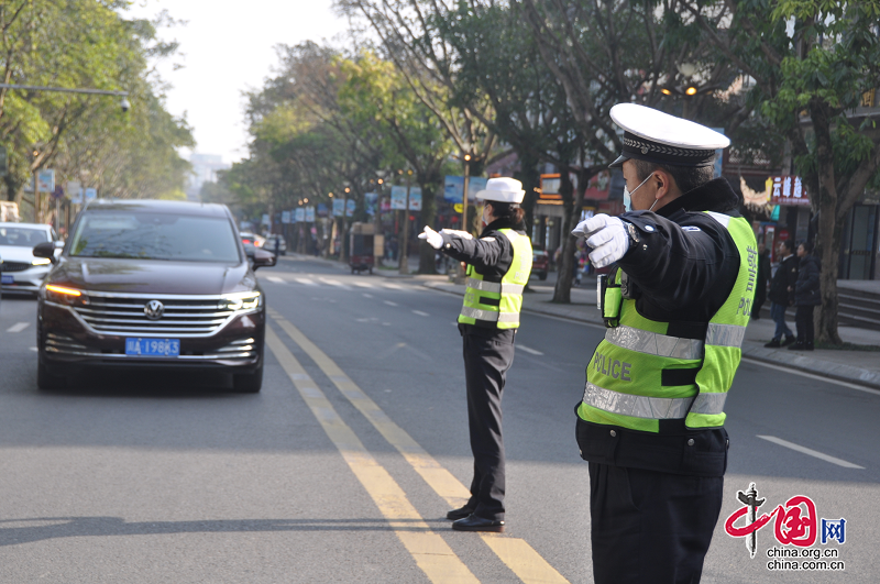 落實“三保” 樂山交警站好新年第一班崗