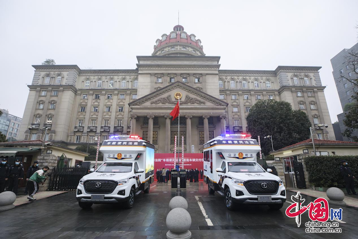 重慶市首批“車載便民法庭”交付使用 將一站式訴訟服務(wù)“裝上車”