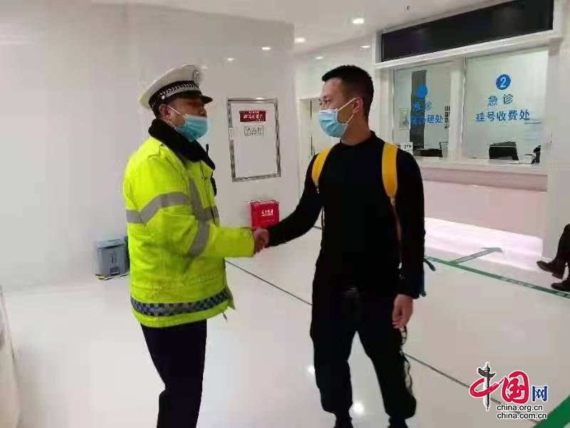 樂山公安交警十萬火急救護幼童