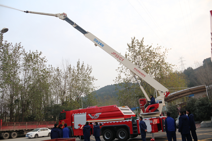 射洪市太和大道消防救援站开展举高类消防车性能测试