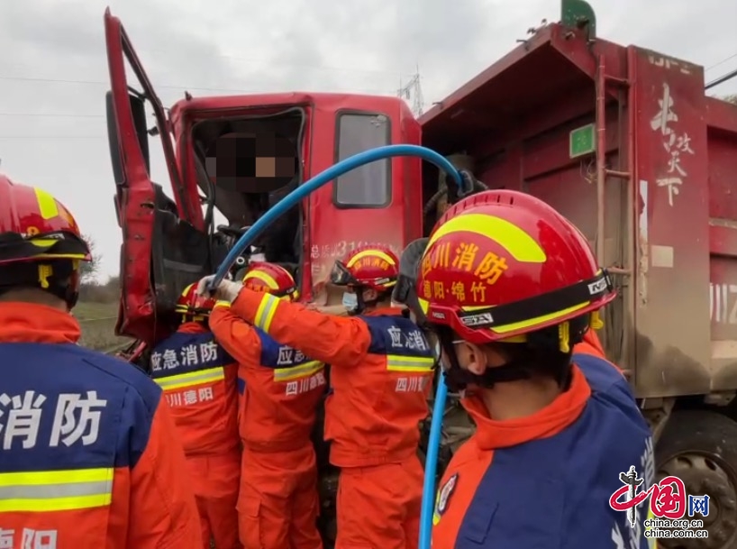绵竹两货车相撞一人被困 消防紧急救援