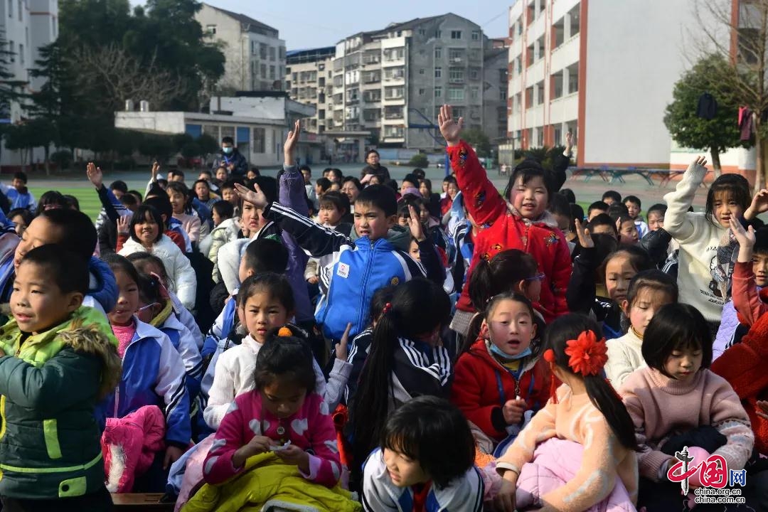 蓬安縣檢察院駐巨龍小學法治副校長到校舉辦法治安全專題講座