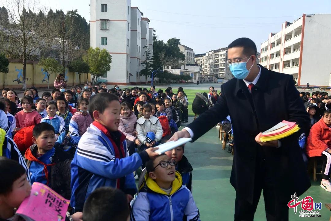 蓬安縣檢察院駐巨龍小學法治副校長到校舉辦法治安全專題講座