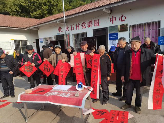 明月镇火石村：200余幅春联为村民送去新春祝福