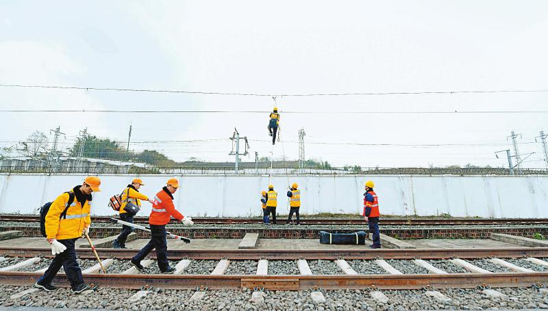 中国铁路成都局集团有限公司宜宾工电段提升春运期间干部职工的业务素质和应急抢险处置能力