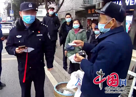 不愿麻煩民警的93歲老大爺，悄悄回家了