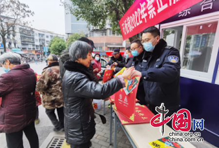 “恭喜你，答對了！”看重慶高新民警走上街頭“花式”宣傳禁燃禁放知識