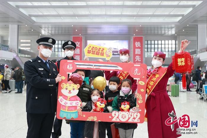 重慶鐵路部門春運送“福”送“健康”，溫暖旅客回家路