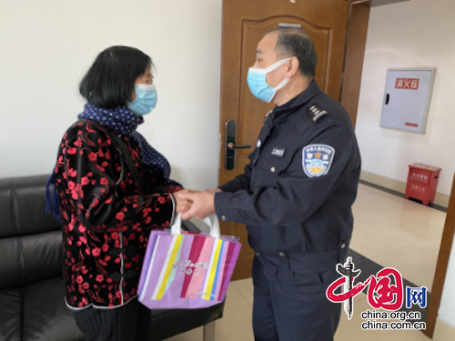 “穿在腳上，暖在心里”六旬老人送純手工鞋墊給民警，背后有個溫暖的故事