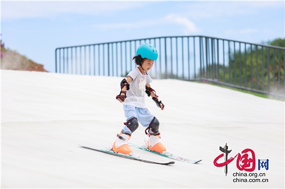 一年四季都能滑雪！成都金堂五鳳溪·坡坡上樂園旱雪場打造全民滑雪時代