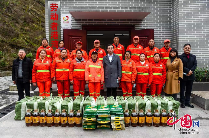 開展溫暖活動 重慶市人力資源和社會保障局先後慰問農民工5600余人