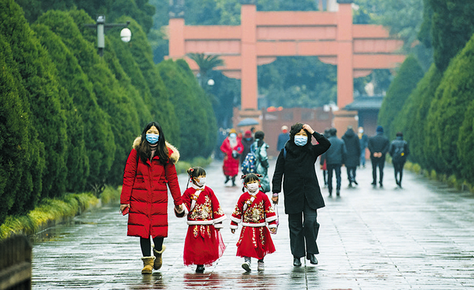 初一逢春雨 游客兴致浓